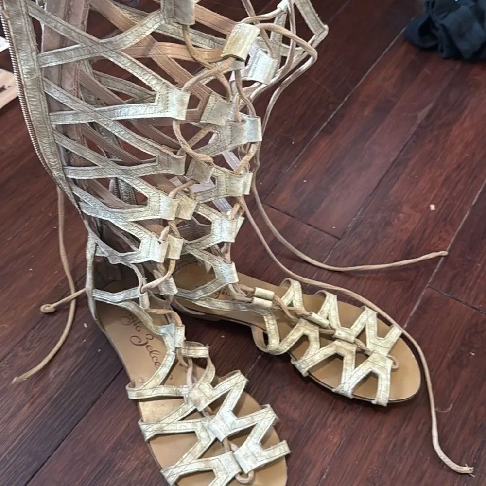 White Snake Gladiator Sandal - Zip Back - Size 7.5 Tall Sandals